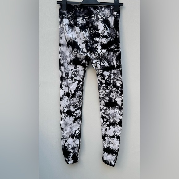 Peach leggings with compression at waist and sides. Size M. Black & white marble - Picture 2 of 7